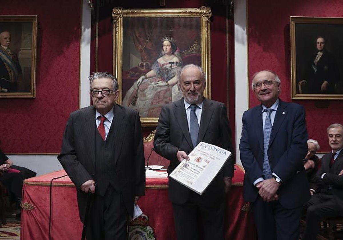 De izda. a drcha., Miguel Herrero de Miñón, Santiago Muñoz Machado y Benigno Pendás