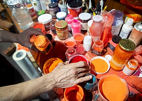 Imagen secundaria 1 - En las imágenes, el pintor muestra los pigmentos puros que emplea para sus cuadros