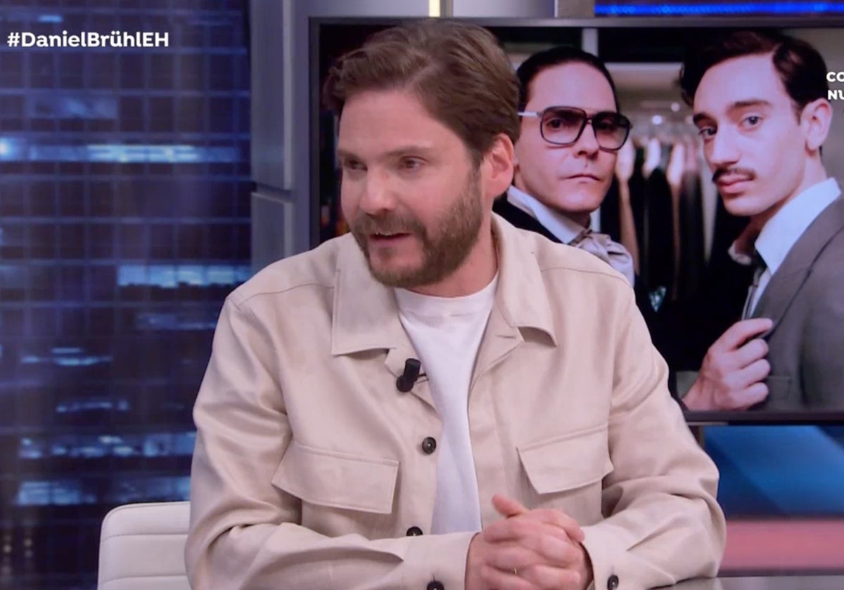 Daniel Brühl da vida a Karl Lagerfeld en el biopic de Disney +