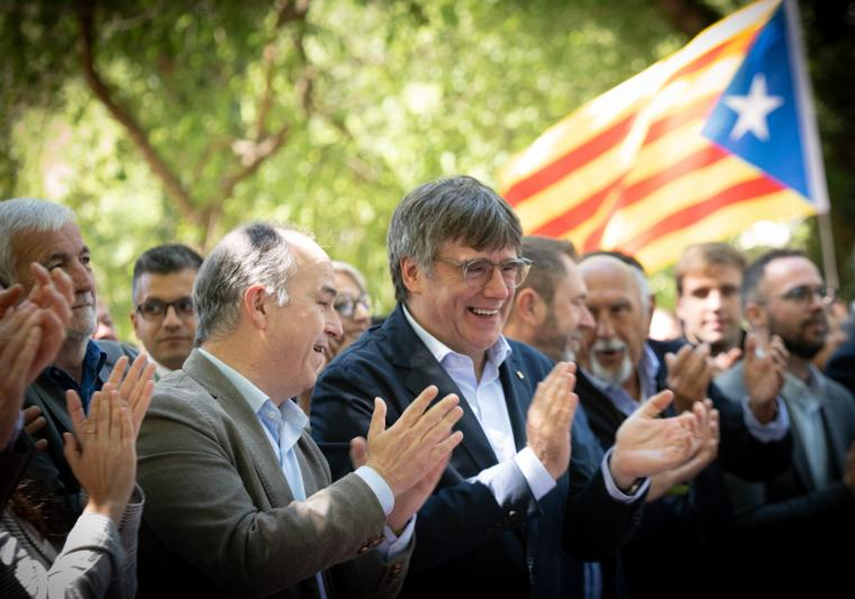 Jordi Turull y Carles Puigdemont, en un acto político celebrado en Francia, en abril