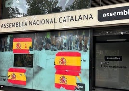 La sede de la ANC de Barcelona amanece con banderas españolas pegadas en los cristales