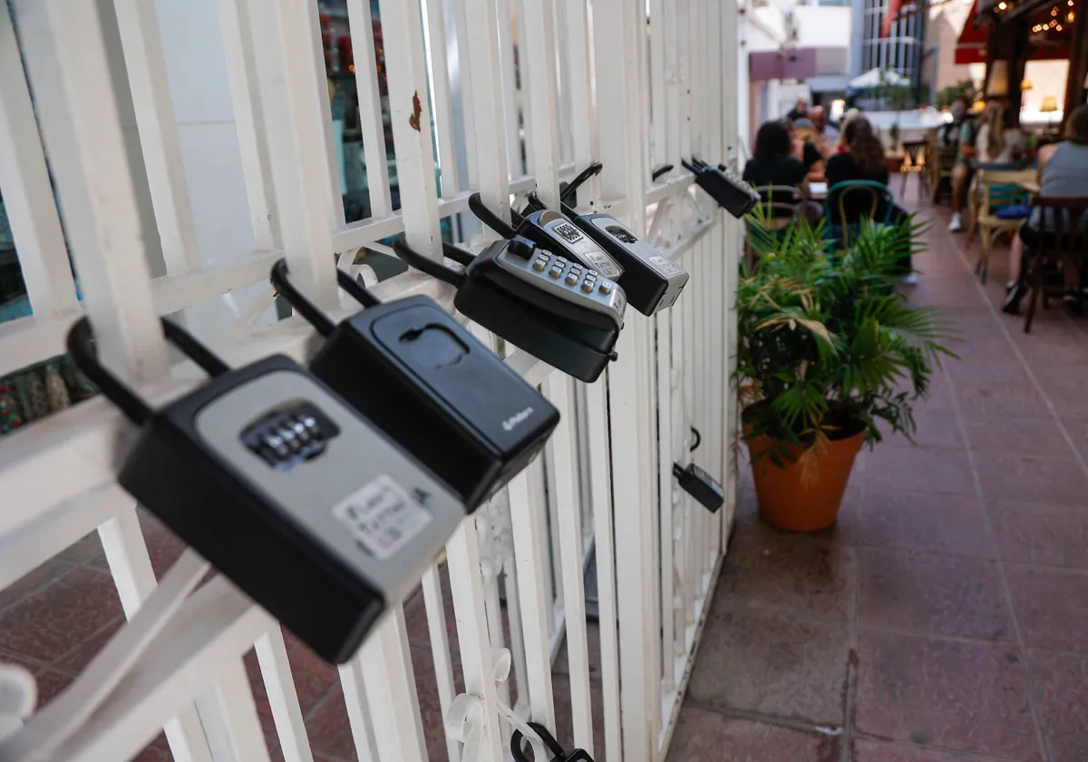 Candados de pisos turísticos en una calle de Sevilla