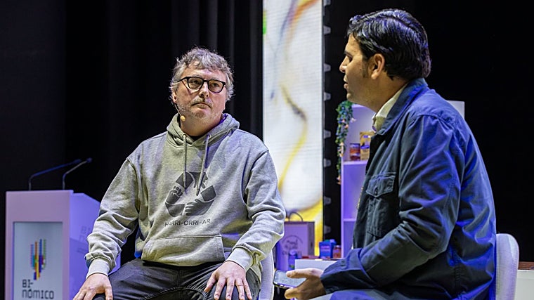 El chef Andoni Luis Aduriz junto a Alberto de Paz, director del congreso, en la edición de 2023