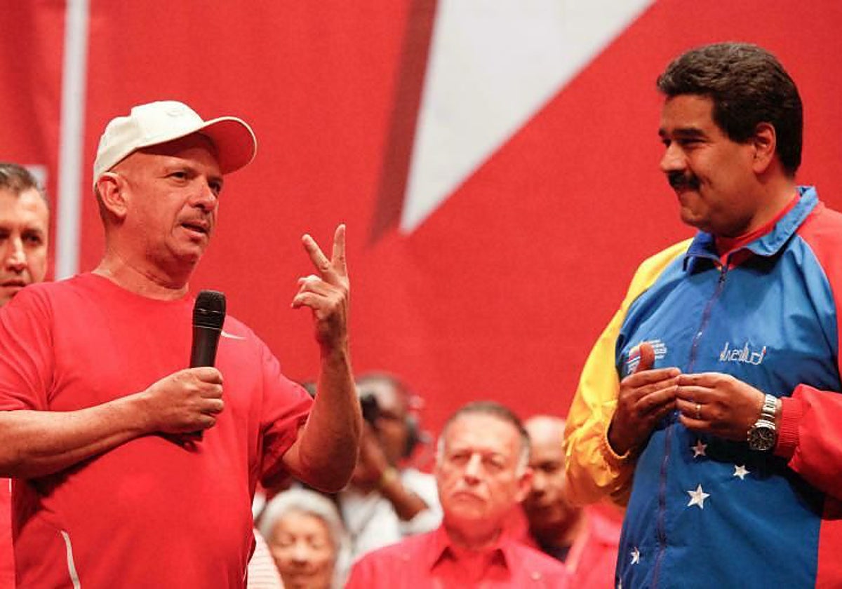 'El Pollo' Carvajal, con Nicolás Maduro en un congreso del Partido Socialista de Venezuela en 2014