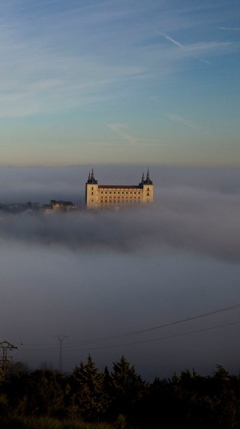 Vista panorámica de Toledo envuelto en la niebla