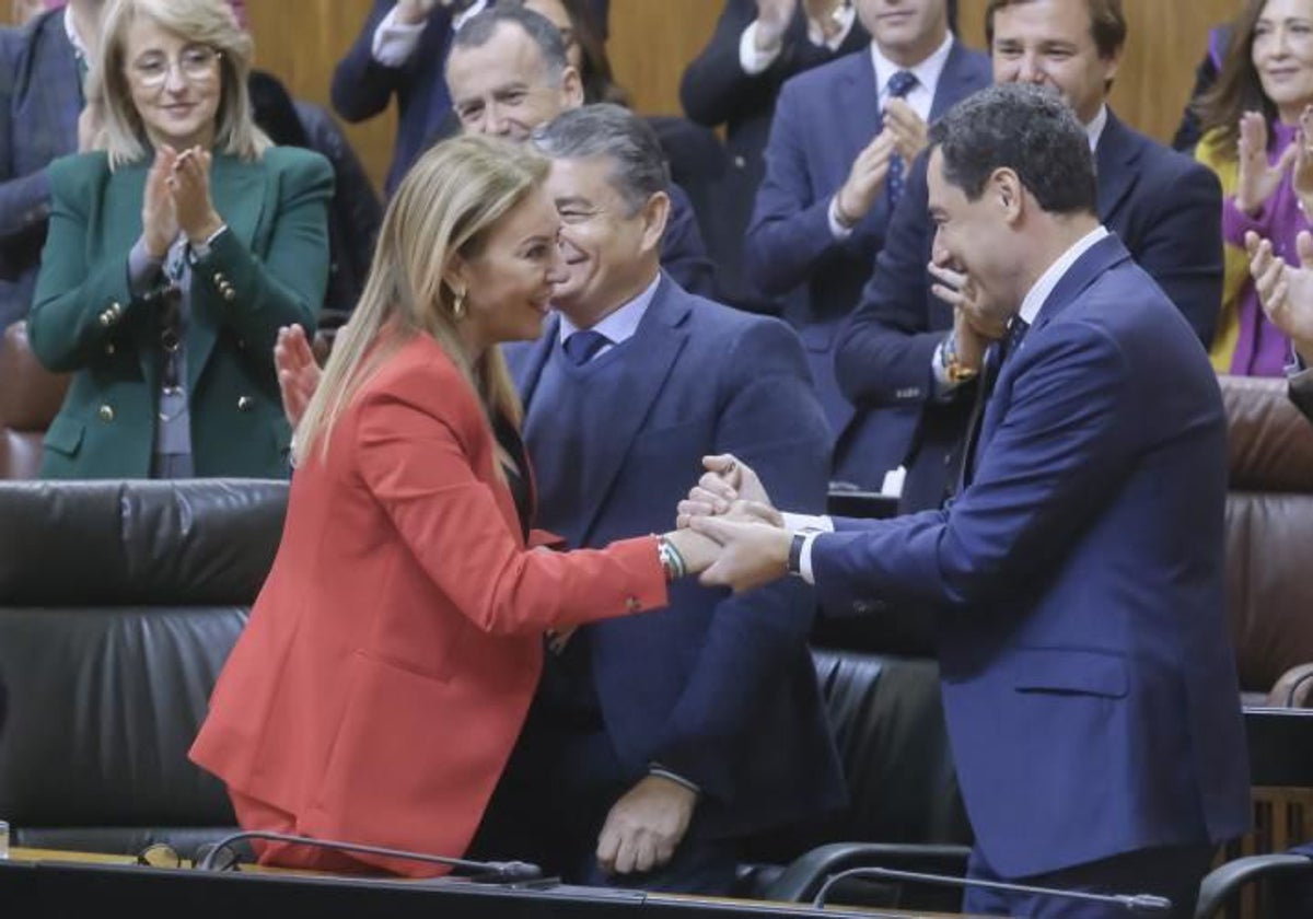 La consejera de Hacienda, Carolina España, y el presidente andaluz, Juanma Moreno