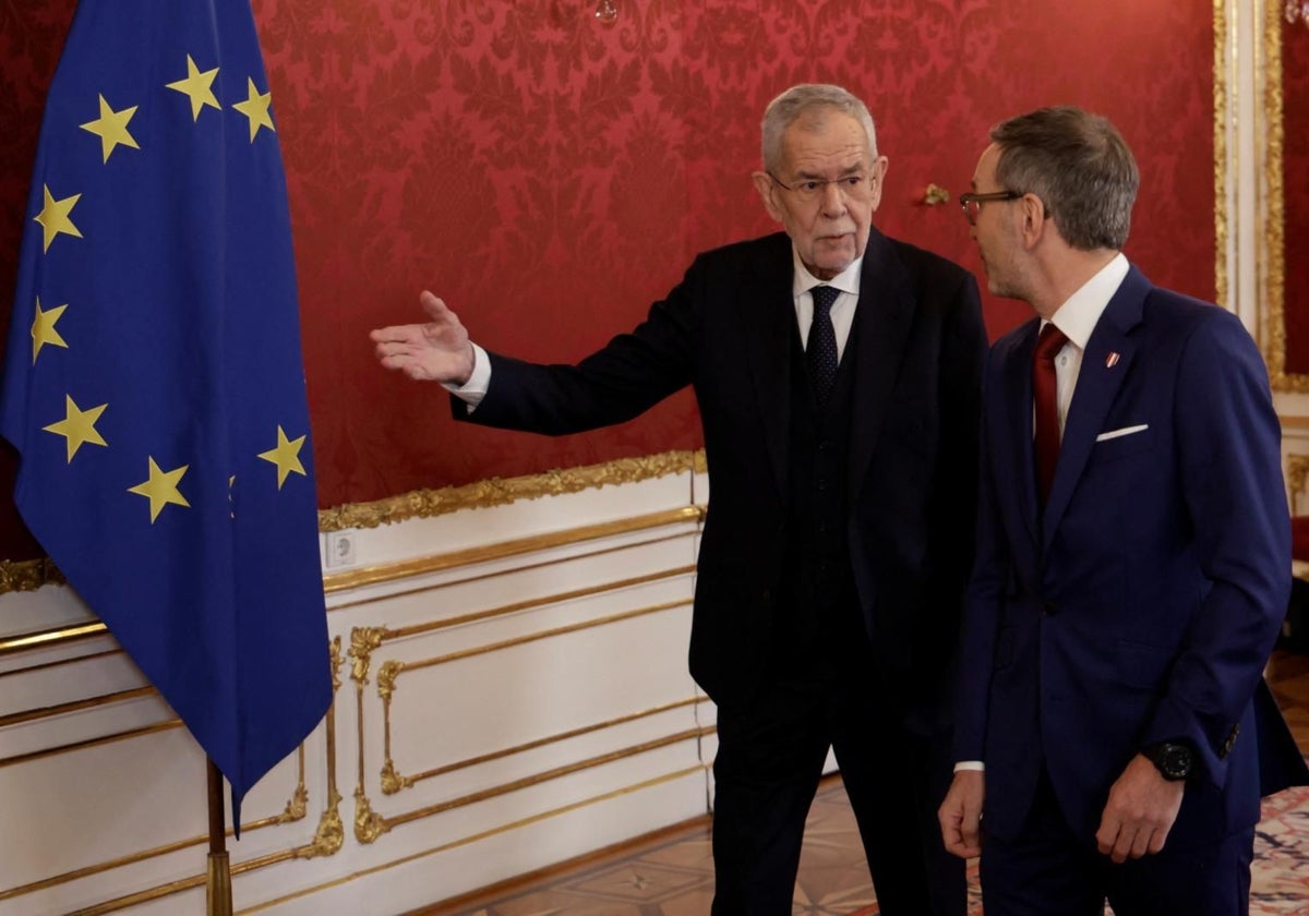 El presidente austriaco, Alexander Van der Bellen (a la izquierda), encargó el domingo al líder de la extrema derecha del FPÖ, Herbert Kickl, entablar negociaciones con los conservadores para formar gobierno