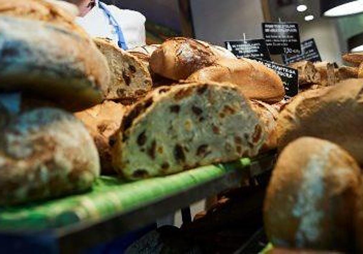 Un experto panadero desvela los ingredientes que debe tener un buen pan de supermercado: «Aunque no es fácil...»