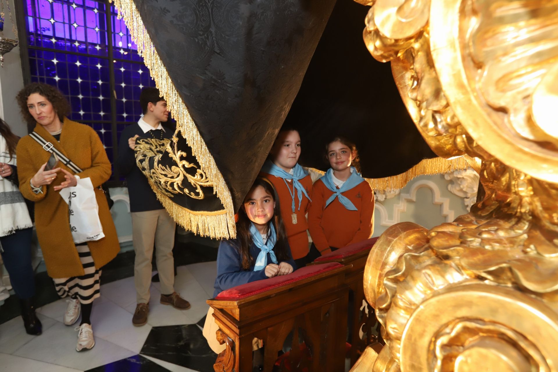 Los niños bajo el manto de la Virgen de los Dolores de Córdoba, en imágenes