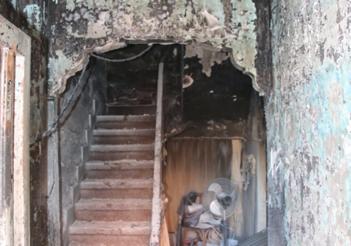 Imagen de la vivienda del altercado tras ser devorada por las llamas