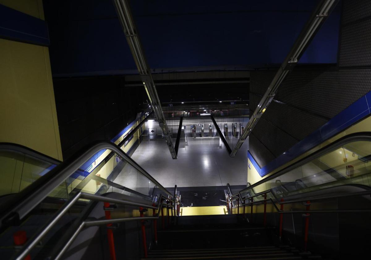 Fotografía del interior de la estación de Príncipe Pío este lunes, durante el apagón en Madrid