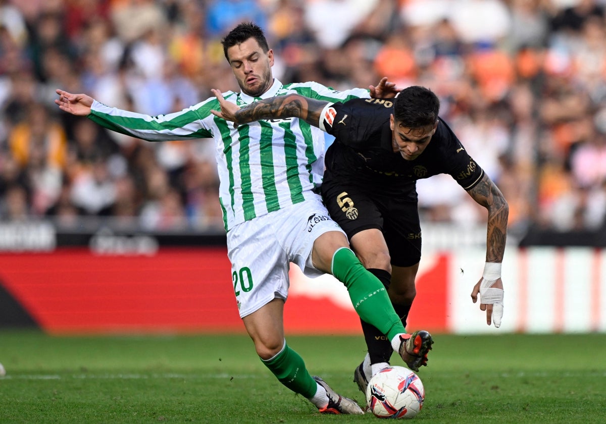 Lo Celso y Hugo Duro luchando por un balón en el partido de ida en Mestalla