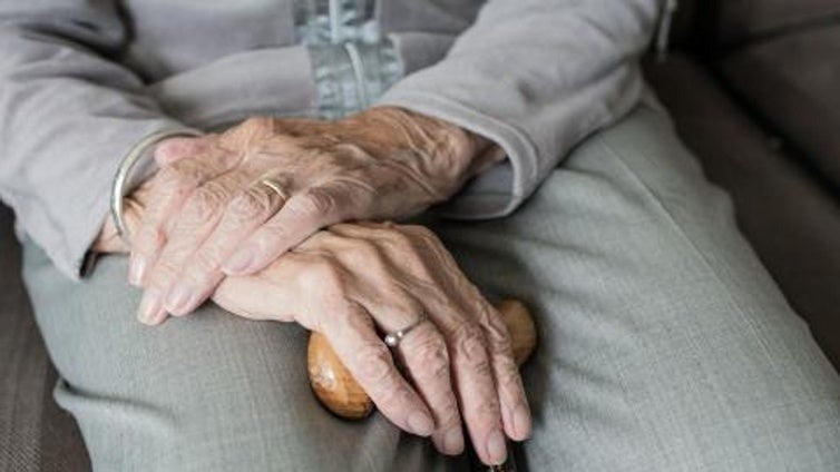 Un experto en longevidad señala los cuatro alimentos que nunca deberías tener en casa y un curioso snack para llegar a los 100 años