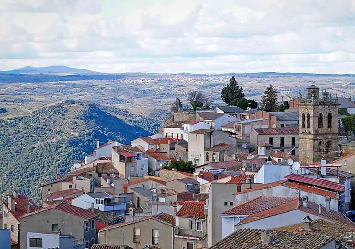 El pueblo de las 1.000 bodegas de un Parque Natural de Zamora que ha conquistado a Luis Tosar, Maxi Iglesias y Elsa Pataky