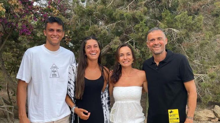 Luis Enrique, junto a su familia.