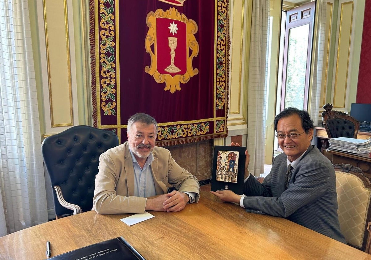 El alcalde de Cuenca, Darío Dolz junto con el embajador de Japón, Takahiro Nakamae,