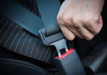 Un profesor de autoescuela explica cómo abrocharse correctamente el cinturón