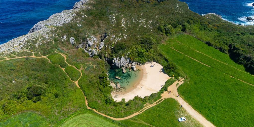 La cala de Asturias que parece un lago y se llega a través de prados: dónde está y cómo llegar