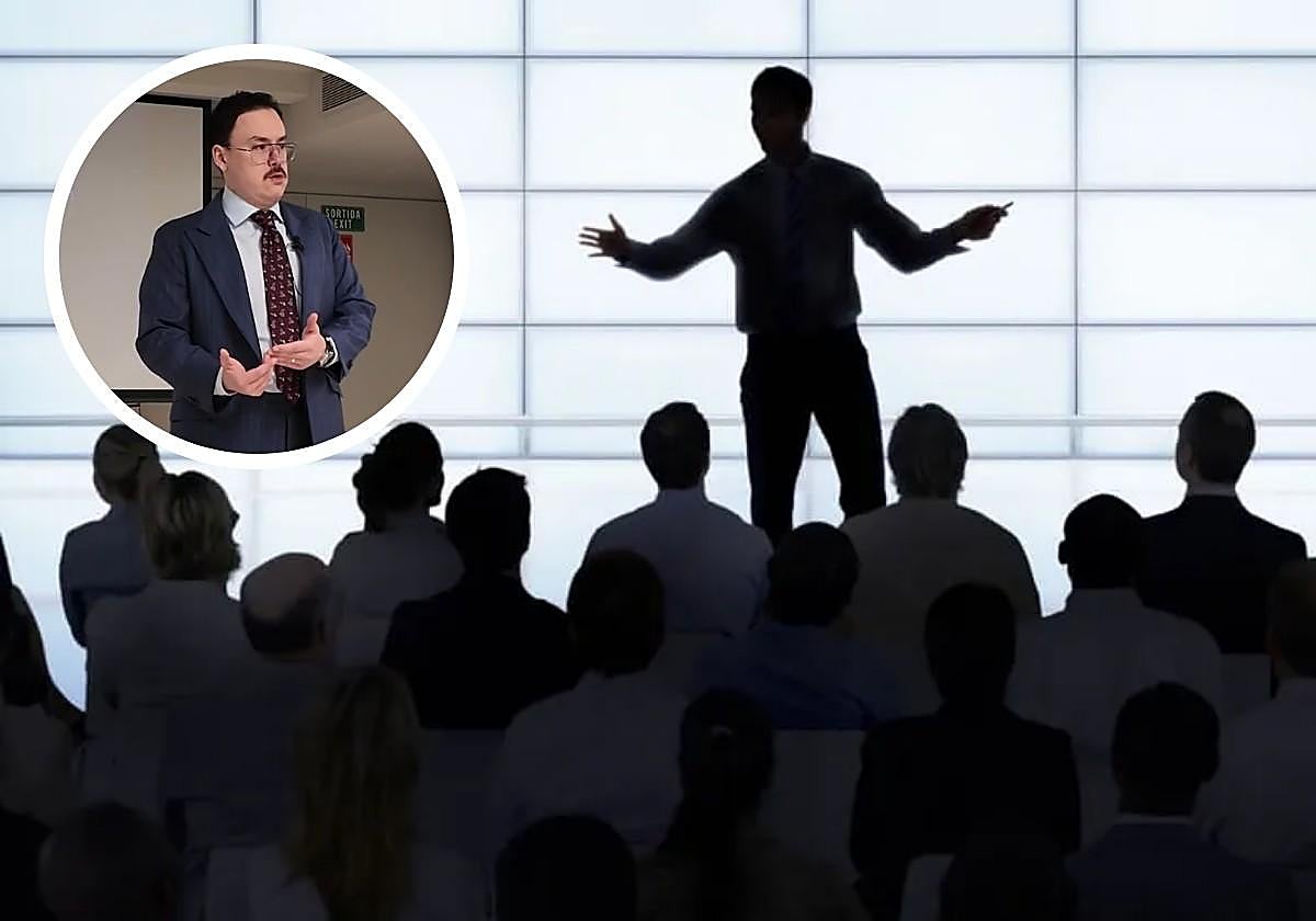 Un experto en comunicación desvela la posición que debemos evitar cuando hablamos en público: «Te sientes más agradable»