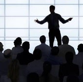 Un experto en comunicación desvela la posición que debemos evitar cuando hablamos en público