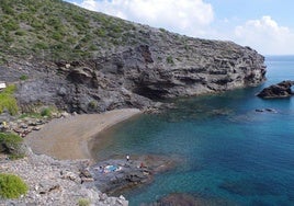 La cala de Murcia que es ideal para pasar el día y tiene la arena oscura: dónde está y cómo llegar