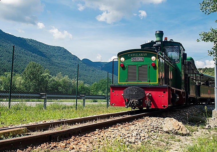 La ruta en tren que tiene 100 años que puedes hacer en el Pirineo de Cataluña: dónde está, recorrido y cómo llegar
