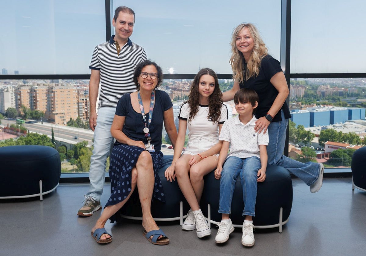 Inés, con sus padres y su hermano Hugo, y la coordinadora de transporte ECMO del 12 de Octubre, Sylvia Belda
