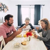 La nutricionista Boticaria García advierte del riesgo de comer con el móvil