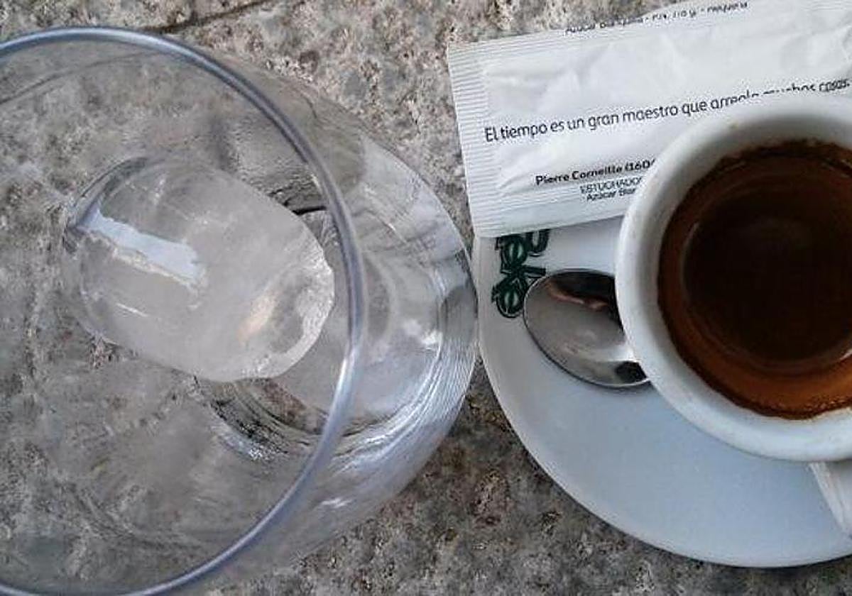 Pide un café con hielo en un bar de España y lo que pasa al pedir la cuenta le deja sin palabras: «Que alguien me explique»