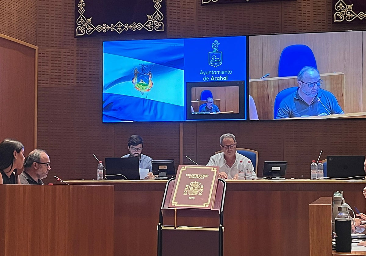 El alcalde de Arahal, Paco Brenes, durante el último pleno ordinario