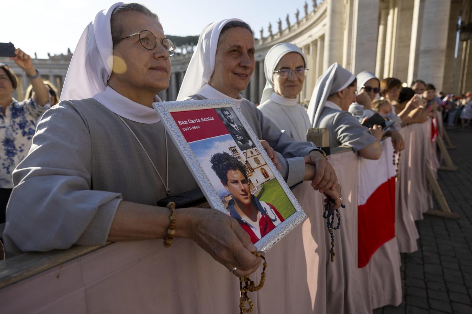 Peregrinos se reúnen en la Plaza de San Pedro para la canonización de Carlo Acutis