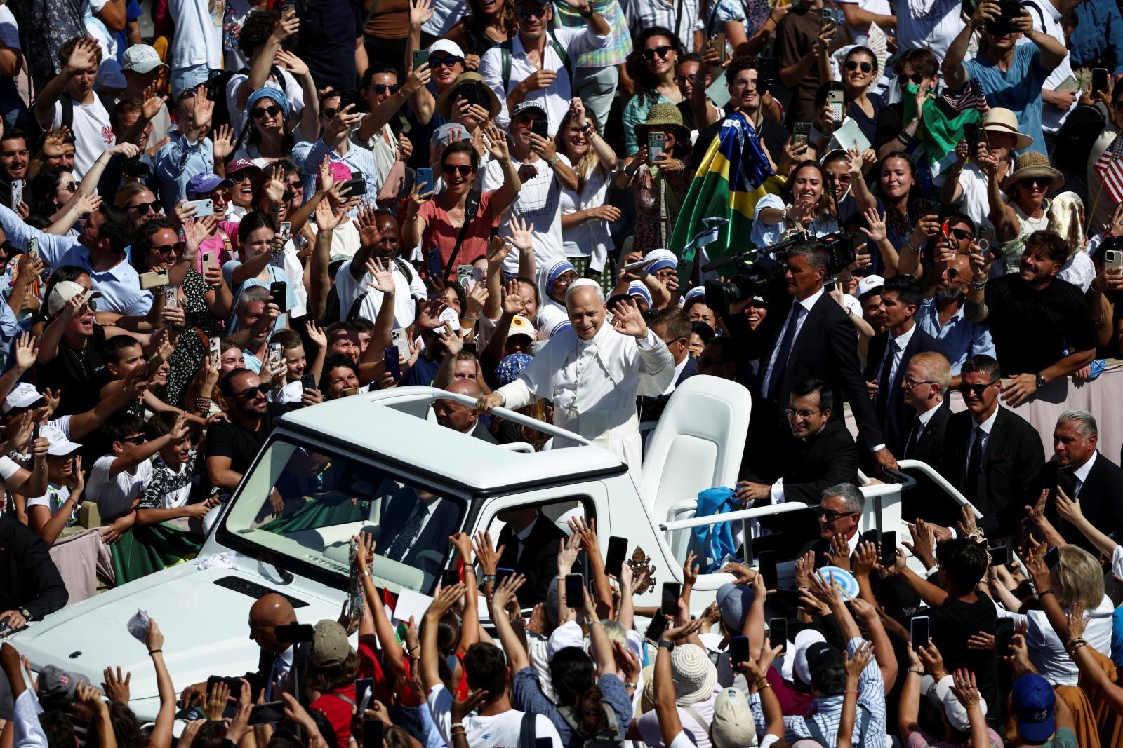 El Papa León XIV saluda a los fieles después de la Santa Misa de canonización de Carlo Acutis
