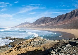 La descomunal y salvaje playa de Canarias entre realidad y ficción que inspiró 'Exodus' y 'Star Wars': dónde está y cómo llegar