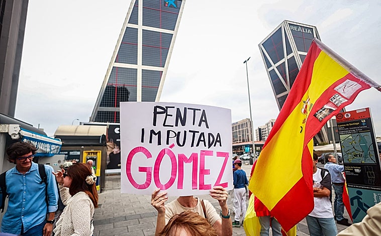 Imagen principal - Los fieles del cumpleañero Juan Carlos Peinado, &#039;el juez valor&#039;