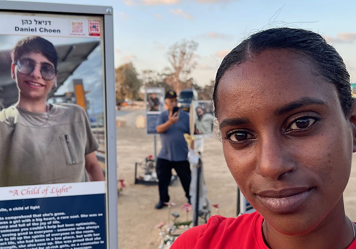 Mazal Tazazo, ante el retrato de su amiga Daniel Cohen, asesinada, y de otras víctimas en el lugar del festival Nova