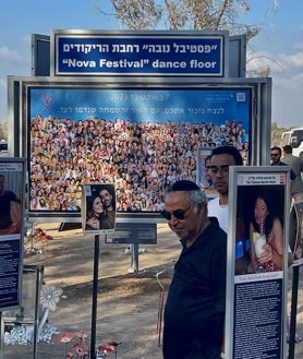 Imagen secundaria 2 - En el lugar del festival de música electrónica Nova, en pleno desierto del Néguev y a unos cinco kilómetros de la frontera entre Israel y Gaza, se levanta un monumento en recuerdo de las víctimas compuesto por sus retratos y sus historias