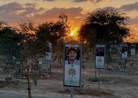 Imagen secundaria 1 - En el lugar del festival de música electrónica Nova, en pleno desierto del Néguev y a unos cinco kilómetros de la frontera entre Israel y Gaza, se levanta un monumento en recuerdo de las víctimas compuesto por sus retratos y sus historias