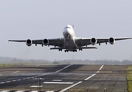 Un piloto explica dónde terminan las heces de los baños del avión: «El retrete de un Boeing 747 puede ser usado 1.000 veces en un vuelo»