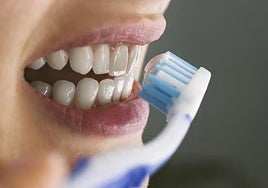 Una ortodoncista señala las tres situaciones en las que no debes lavarte los dientes: «Es como frotar ácido»