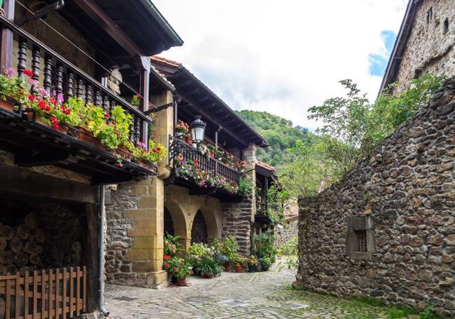 Este es el pueblo más bonito de Cantabria en 2025: cuál es, dónde está y cómo llegar