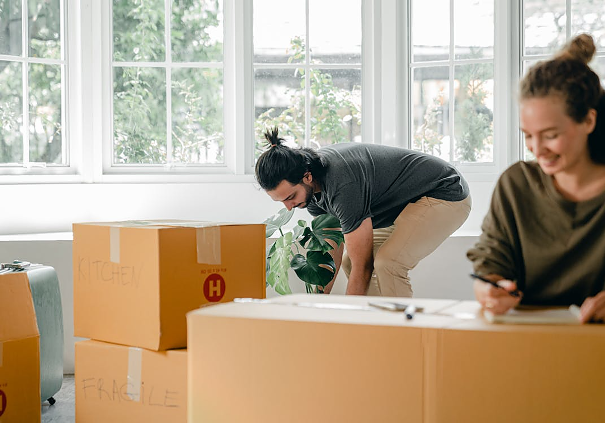 Una pareja joven se muda a un nuevo hogar