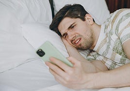 Fernando Mora, psiquiatra experto en salud emocional: «Al despertar ignora el móvil y haz cuatro o cinco respiraciones profundas mientras tu mente se activa»