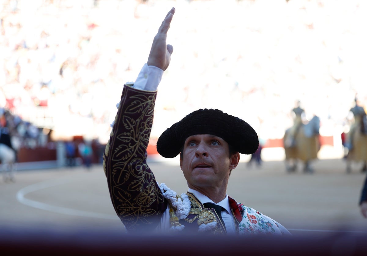 El señor que abre la puerta