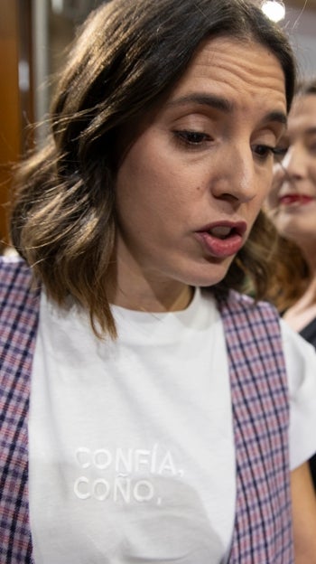 'Confía, coño' fue el mensaje de la camiseta que escogió Irene Montero en su despedida