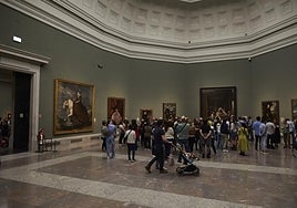 Multitud de visitantes se agolpan para ver 'Las Meninas' en El Prado