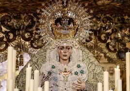 Talla la Virgen de la Macarena en Sevilla, que sale en procesión en la Madrugá sevillana, este Jueves Santo