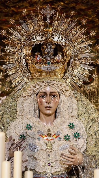 Talla la Virgen de la Macarena en Sevilla, que sale en procesión en la Madrugá sevillana, este Jueves Santo
