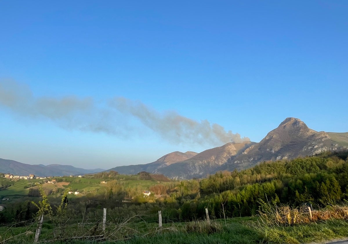 El pico Txindoki, en la sierra de Aralar