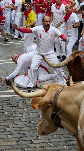 Un joven corredor protege a un colega herido