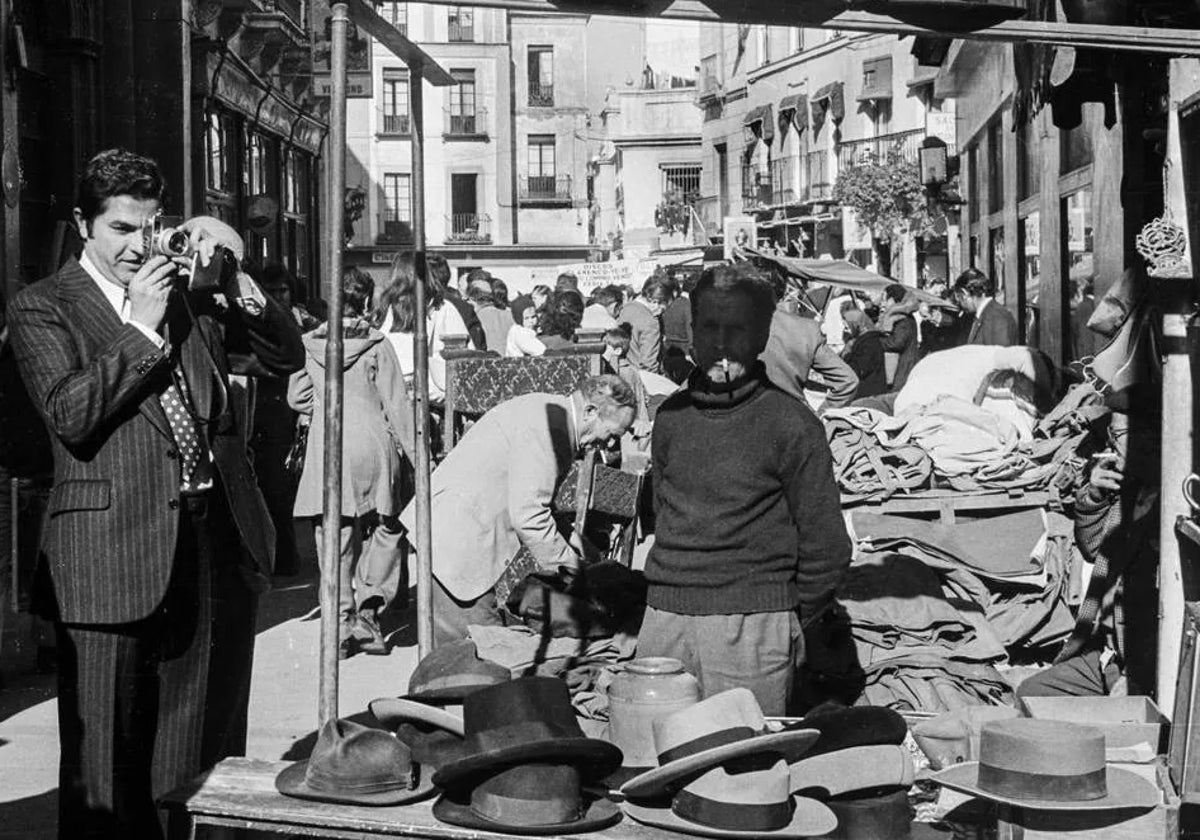 Martín Cartaya fotografiando un mercadillo del Jueves en Sevilla